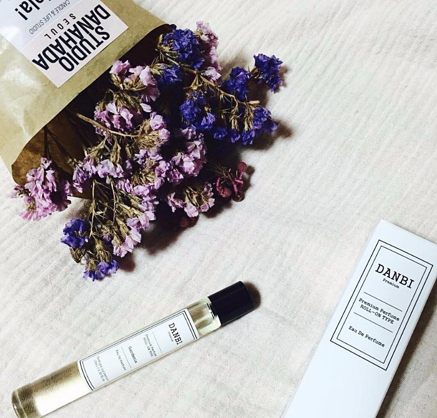 #DANBI 滾珠淡香精 (10ml)
韓國簡約香氛品牌,用天然植物萃取的香氛精油
純天然的成份、加上方便攜帶的設計,價格也平易近人(台幣約450),在韓國廣受好評