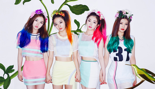 接下來是SM的師妹團Red Velvet!一開始由Irene、Seulgi、Wendy、Joy四名成員組成,以〈Happiness〉一曲正式出道,當初因為是SM繼f(x)後,暌違五年推出的新女團,而造成了很大的討論度,不過…這髮型真的太難認了啦~~~~