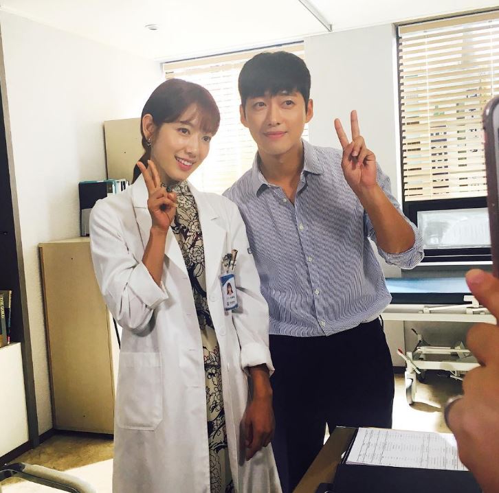 但到了後期客串演員們的戲份,可以說是讓《Doctors》起死回生,像是南宮珉出現的第13~15集中,14集就感人到讓劇迷們極力推薦必看,後半部真的幸虧有客串演員們的幫助啊~~