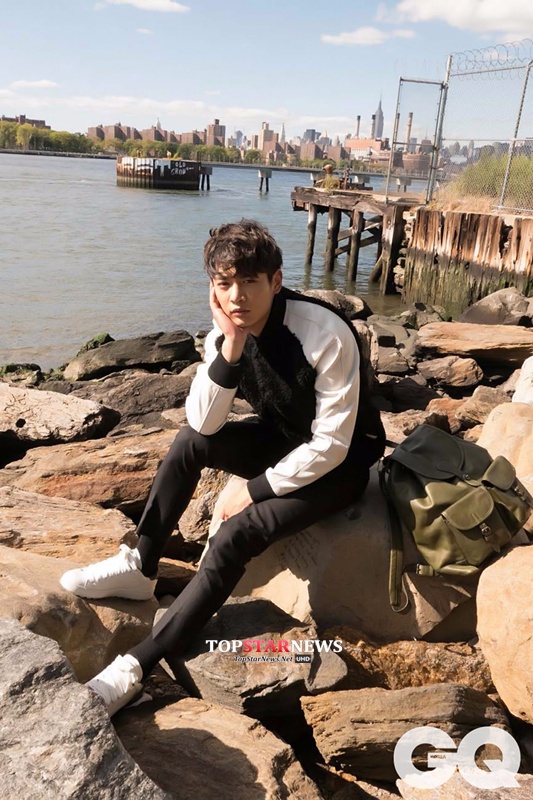 因為1991年12月9日是生日的SHINee珉豪,EXO的隊長Suho(1991 年 5 月 22 日)其實是同歲的朋友,但因為Suho早一年入學,所以珉豪在出道前和Suho一起練習時,一直是以「哥哥」稱呼Suho