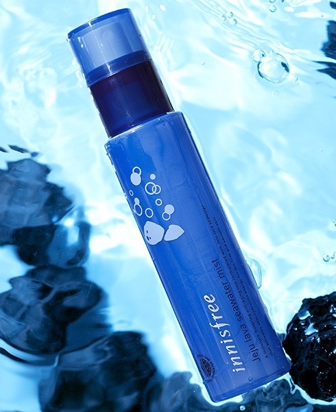 # innisfree 濟州島深海熔岩海水噴霧
濟州島特殊的熔岩海水成分,補水同時能在肌膚表面形成保護膜鎖水,減緩皮膚水分快速流失,是韓妞們也都很愛的噴霧!