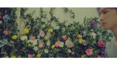 回歸正題~這次MV真的很粉嫩系耶!
另外〈Love Paint〉這首歌曲,NU'EST的五位成員白虎, 旼泫, JR, Ren和Aron,都有參與作曲呦~