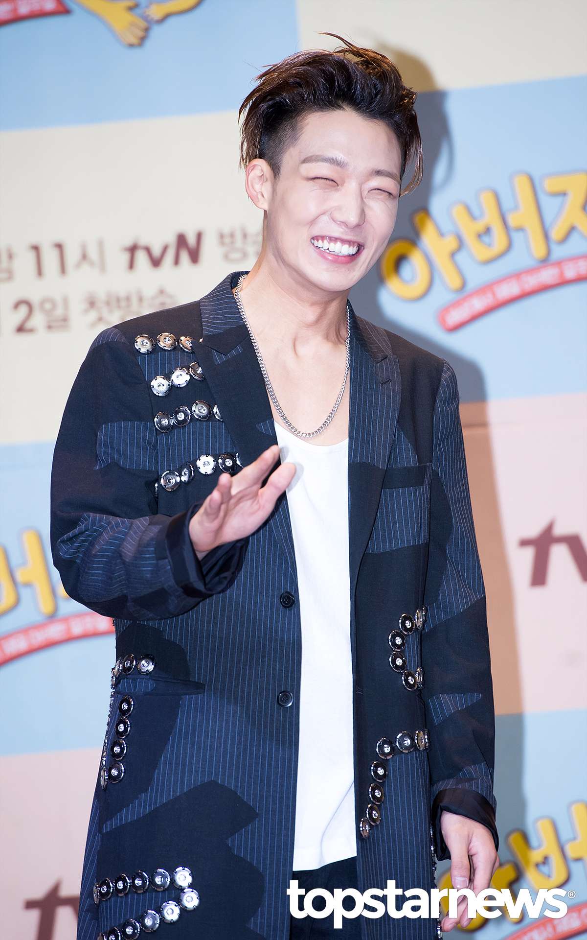 Bobby則是在生存節目《WIN》中首次登台
2014年參加《Show Me the Money 3》得到冠軍
並在隔年以iKON出道進行活動
今年更參加節目《父親與我》展現許多大男孩純真的一面
