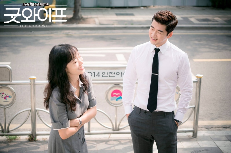 ✿TOP 8- tvN《The Good Wife》
話題佔有率:4.46%
➔下降1個名次
※講述了檢察官丈夫因政治緋聞被捕後,婚後就辭職不再工作的妻子-金惠京(全道嬿飾),從此擔負起生活的重擔,時隔13年再次以律師的身份回歸職場,並找到真正的自己的故事。