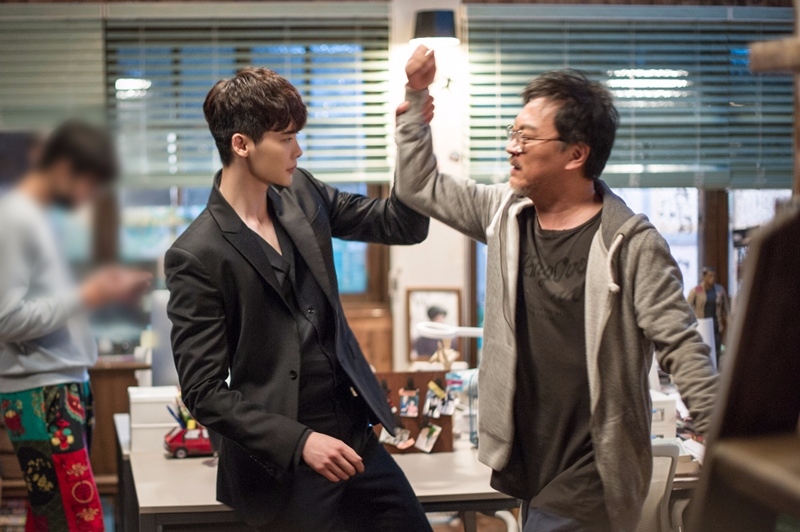 ✿TOP 3- MBC《W》
話題佔有率:10.96%
➔下降2個名次
※講述胸腔外科實習醫生-吳妍珠(韓孝周飾)尋找失蹤的漫畫家父親時,被父親所畫的漫畫《W》男主角姜哲-(李鍾碩飾)拉進漫畫的世界中,之後往來現實和虛幻中的懸疑愛情故事。