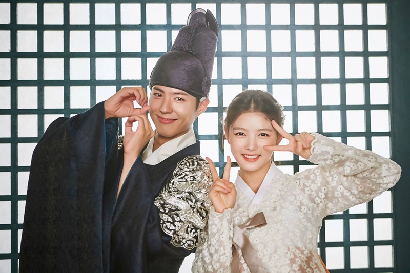 ✿TOP 1- KBS2《雲畫的月光》
話題佔有率:16.13%
➔上升4個名次
※以19世紀的朝鮮為背景,講述朝鮮第23代君主純祖與純元王后的長子-李韺(朴寶劍飾),和一位以女扮男裝生活,因欠債被人賣去當宮中內侍的女性問題諮詢專家-洪羅溫(金裕貞飾),兩人在宮中的羅曼史。