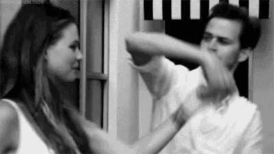 #5、一個為你做出一件轟轟烈烈的「大事」的人,不一定對你就是真愛!很多女生的悲劇就是:「他曾經那樣對我,恐怕這世界上沒有第二個人能做出那麼浪漫的事情,他最愛的女生一定是我。」錯了!他能對你有多浪漫,就能對別人有多浪漫。