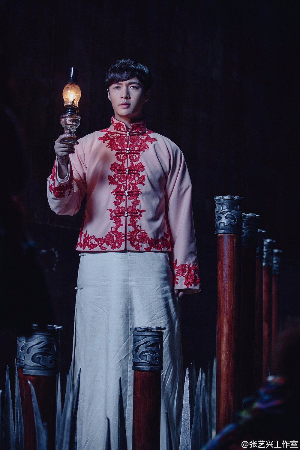 雖然之前出演的電視劇和電影被網友吐槽過演技,但這次出演《老九門》演技卻被網友贊爆,尤其是大雨磅礴里向著張啟山咆哮,雨中放下身段求葯,抱著亡妻淌下一行淚水……完全演技大爆發。