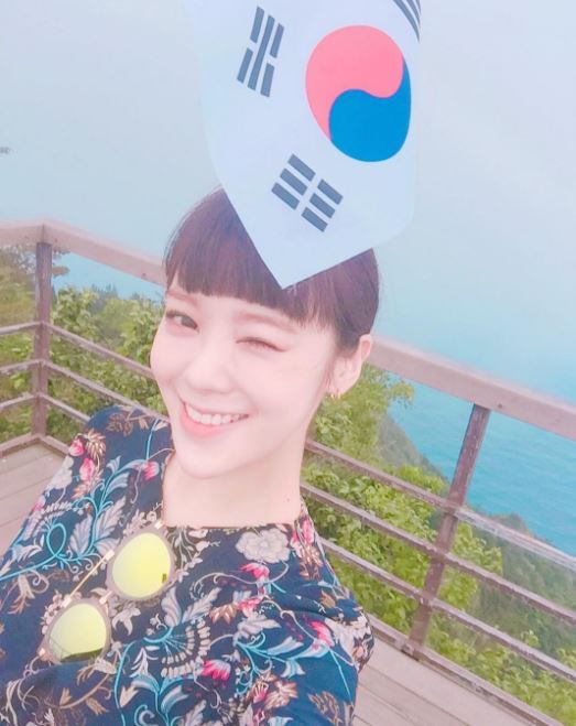 上回登上日韓爭議領土獨島,並帶著韓國國旗拍攝照片的Lizzy更是引起日本粉絲躂伐,經紀公司的解釋則是SNS是偶像個人領域,公司不干涉…卻也被粉絲說是擔心旗下偶像Nu'est、Seventeen等偶像的日本活動而切割。