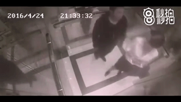 女生的警覺性也很高,瞪了他一眼,馬上走開...
(廢話!電梯裡空氣不流通,靠那麼近,很熱的好吧^^ )
看該男子的行為好像是打算放棄..中途放棄可不是俺的風格(色狼OS)..繼續伺機行動...小編道行還是太淺