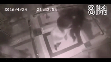 看來佛祖聽到了他的哀求...電梯來了,該「施暴」女子悠然地走出了電梯...
本段影片在大陸微博中被廣泛轉載,引起熱議...網民們紛紛對「打人者」豎起了大拇指,打得好!!!!