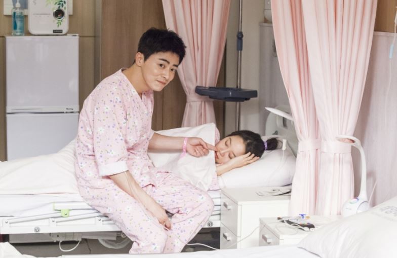 不過今天這篇的主角並不是李鍾碩和韓孝周,而是最近主演《嫉妒的化身》的曹政奭和孔曉振啦!相信眼睛夠尖的觀眾在看劇的時候,一定有發現這組情侶檔的身高差並不是很完美(笑)
