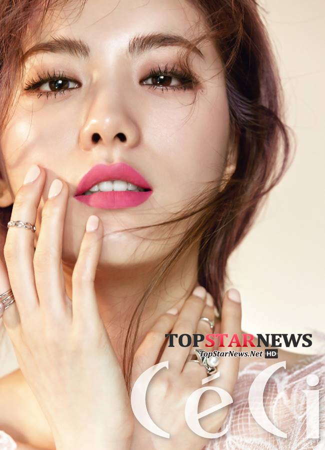 ♥NANA
排名世界第一的美女的NANA,除了平時會喝非常大量的水,補充肌膚的水分之外,為了幫助代謝肌膚的角質,NANA也會將化妝棉沾溼化妝水後,放入冰箱內,放一陣子冰了之後再拿出來擦拭肌膚,可以幫助鎮定、去除老廢角質。