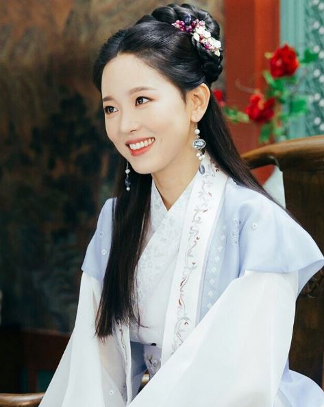 就是姜漢娜所飾演的延華公主,是太祖第四夫人皇甫氏之女,也是姜河那所飾演的八王子-王旭的妹妹,之後會嫁給四王子王昭(李準基飾)這件事,根本就是近親通婚啊!!!