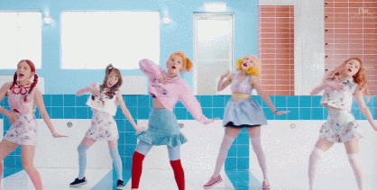 而在歌曲中一直反覆出現的一句「하트 비비비트'(Heart B-B-Beat) 」也瞬間在韓國網路上引起了很高的討論度和話題,聽過的網友都表示:「 一直不停地在耳邊循環播放」(小編已中毒)