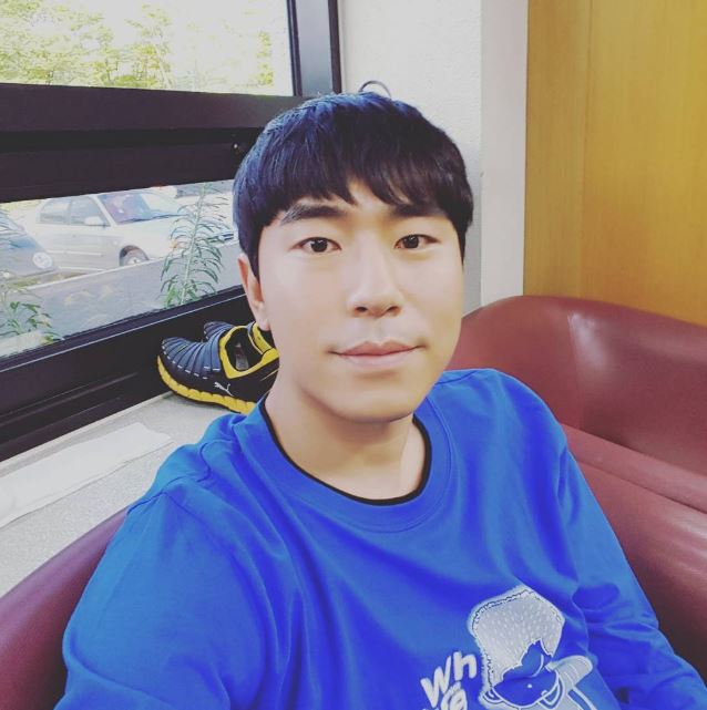 接著在節目中,李施彥也提到自己想演演看卑鄙的角色,因為幾乎都是演主角朋友的角色,所以人們覺得我很好欺負,並表示:「幾天前在狎鷗亭站下來走路,有女高中生4名左右,
看到我之後就說:『「#$%^&(髒話)不是藝人嗎?』