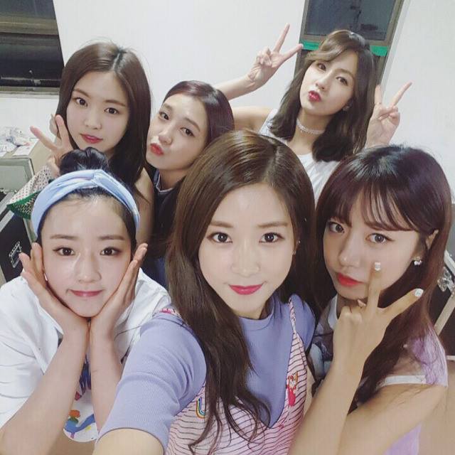 No.11 APINK-2萬 4500名 Fan meeting+巡迴
今年上半年幾乎都在忙著日本發行專輯和巡迴的APINK,今年絕對是她們在日本活動最活躍的一年
