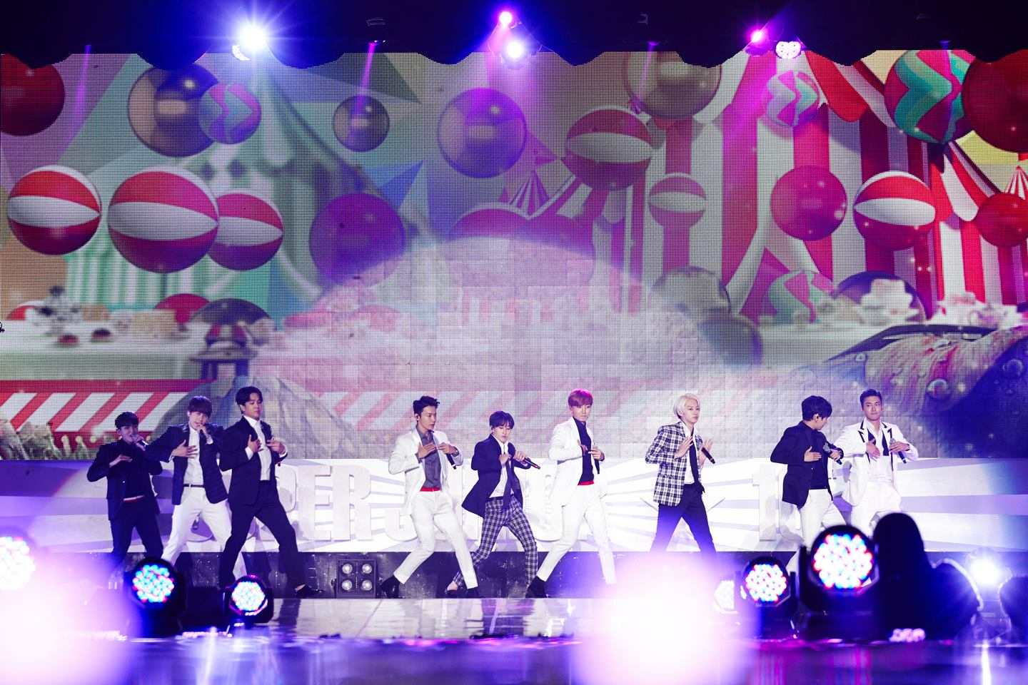 No.6 Super Junior-8萬名 Fan meeting
雖然部份成員還當兵,但Super Junior的團體行程依舊忙碌,不只年初時來過台灣,日前還巡迴了亞洲舉行fan meeting。即使主要的橋段不是演唱會,但依舊吸引了不少粉絲和SJ同樂