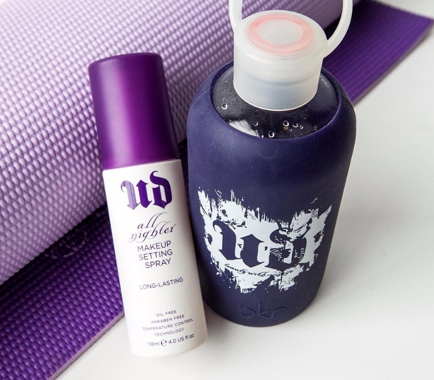 ▶URBAN DECAY Makeup Setting Spray
說到URBAN DECAY,大多只會想到NAKED眼影盤,但其實這瓶控油定妝噴霧也一直是品牌的熱銷品項之一
能有效控抑制油光,讓肌膚更水亮、妝容更持久!