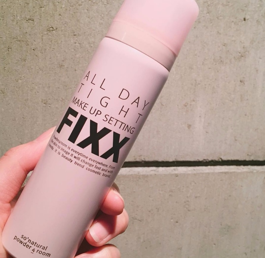 ▶So Natural All Day Makeup Setting Fixx
這款定妝噴霧,可是有韓國美妝節目《Get it Beauty》的盲測第一名寶座加持,而且有「最細緻噴霧」之稱
2016年更換新包裝和配方,可讓妝容更持久,噴頭改用低壓霧化噴頭,噴在臉上更均勻!