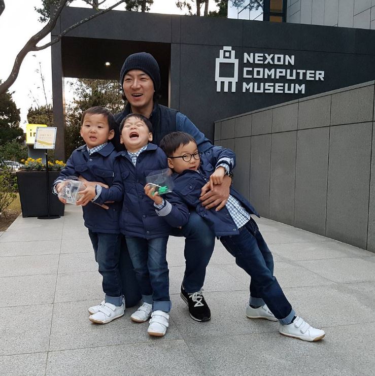好啦~其實是宋一國的媽媽金乙東,也是新安東金氏宗親的一員,同時也是一名韓國演員,宋一國媽媽的爺爺是朝鮮將軍及獨立運動家,爸爸則是韓國國會議員,這家族背景…(驚)