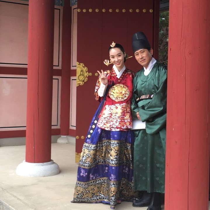 在真實的歷史上,劇中的領議政金憲則是清廉正直,當了30年的攝政公權臣-金祖淳,女兒確實是當時的王后,為「新安東金氏」的宗親~
※新安東金氏為朝鮮半島的一個本貫,與舊安東金氏也有血源關係。