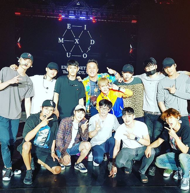 劉在錫不僅11日在曼谷的演出順利與EXO「We are one」,燦烈在上傳合照時還說劉在錫是「EXO忙內」,看來一起練習的時候真的親近了很多啊!