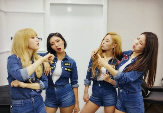 之前在8月底的小分隊歌曲《Angel》 (Solar、WheeIn主唱組)和《Dab Dab》(MoonByul、HwaSa 饒舌組)就得到了很大的反響,下面就讓我們一起期待MAMAMOO這次大變造型的回歸吧!