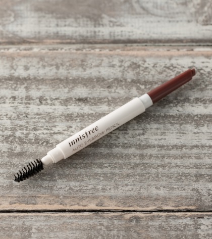 ►Innisfree 生機自動眉筆 約台幣103元
便宜、好用的眉筆,絕對就是Innisfree啦!筆芯適中,不會過軟畫一畫就斷掉,也不會太硬讓你畫不出顏色。而且令一頭的眉刷,刷毛柔軟,不會過刺,很適合新手使用。