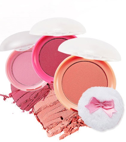 ►Etude House 小公主甜心腮紅 約新台幣280元
新手化妝的時候,腮紅一個不小心很容易就上太重,變成紙紮娃娃啊XDD
但是這個腮紅的顯色度不錯,卻不容易失手,而且富有小粉撲,在外補妝也很方便呢!
總共有12個顏色,絕對可以讓你選到最適合自己的顏色啦~