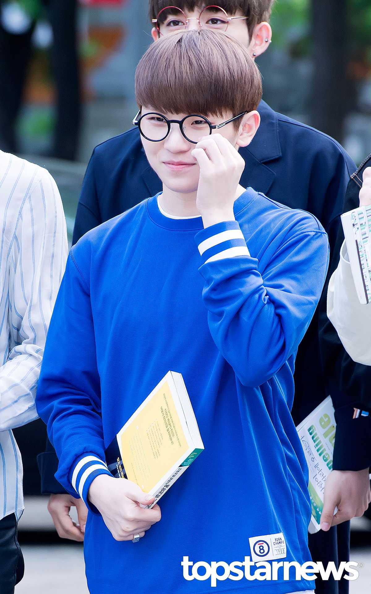 看完是不是想把WOOZI打包回家啊XDDD
果然不變的真理!!!!!
時尚的完成在臉~
萌度的完全也在臉啊>///<
大家還想看誰舞台裝和私服的呢?歡迎留言告訴小編^^
