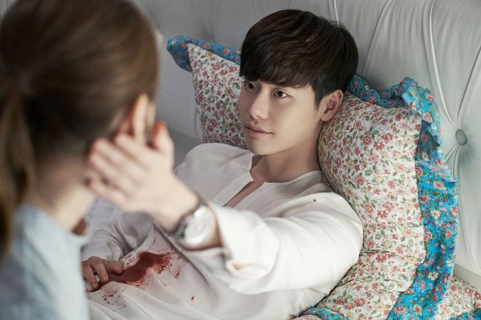 ✿TOP 3- MBC《W》
話題佔有率:11.52%
➔持平
※講述胸腔外科實習醫生-吳妍珠(韓孝周飾)尋找失蹤的漫畫家父親時,被父親所畫的漫畫《W》男主角-姜哲(李鍾碩飾)拉進漫畫的世界中,之後往來現實和虛幻中的懸疑愛情故事。