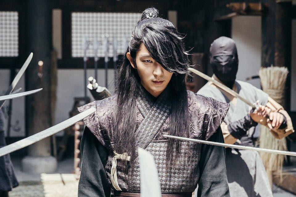 出演《步步驚心:麗》中冷血的四王子的李準基以67票獲得3位。獲得四位和五位的則分別是出演《太陽的後裔》的宋仲基(54票)和主演影《鳳伊 金先達》的俞承豪(41票)。