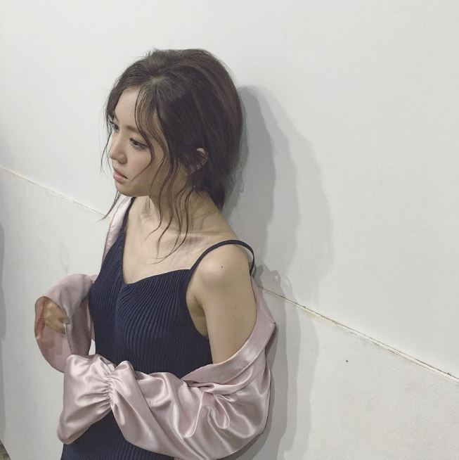 之後再上傳的更清楚的正面照更是讓粉絲大喊「娜恩不行啊XDDD」,明明這次先前的個人預告照是走清純風,突然在MV看到娜恩露肩的場景,再加上娜恩自己放上的側拍照…完全可以想像粉熊們此時此刻的衝擊啊!(難怪IG上一片哀嚎啊~)