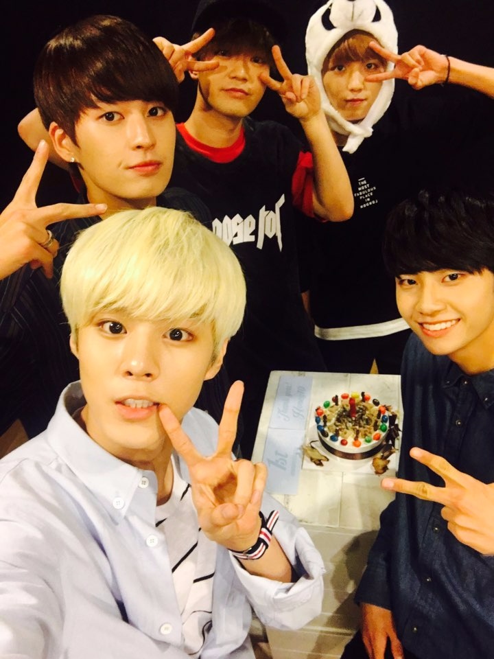 SEVENTEEN13人有4名96LINE已經夠多了~
但~!!!還有最多96LINE的團體UP10TION
10位成員有5位是96LINE耶~占了一半!!!!!!
高潔/1996年5月19日
偉/1996年6月8日
碧土/1996年8月24日
宇信/1996年10月27日
善燏/1996年11月6日