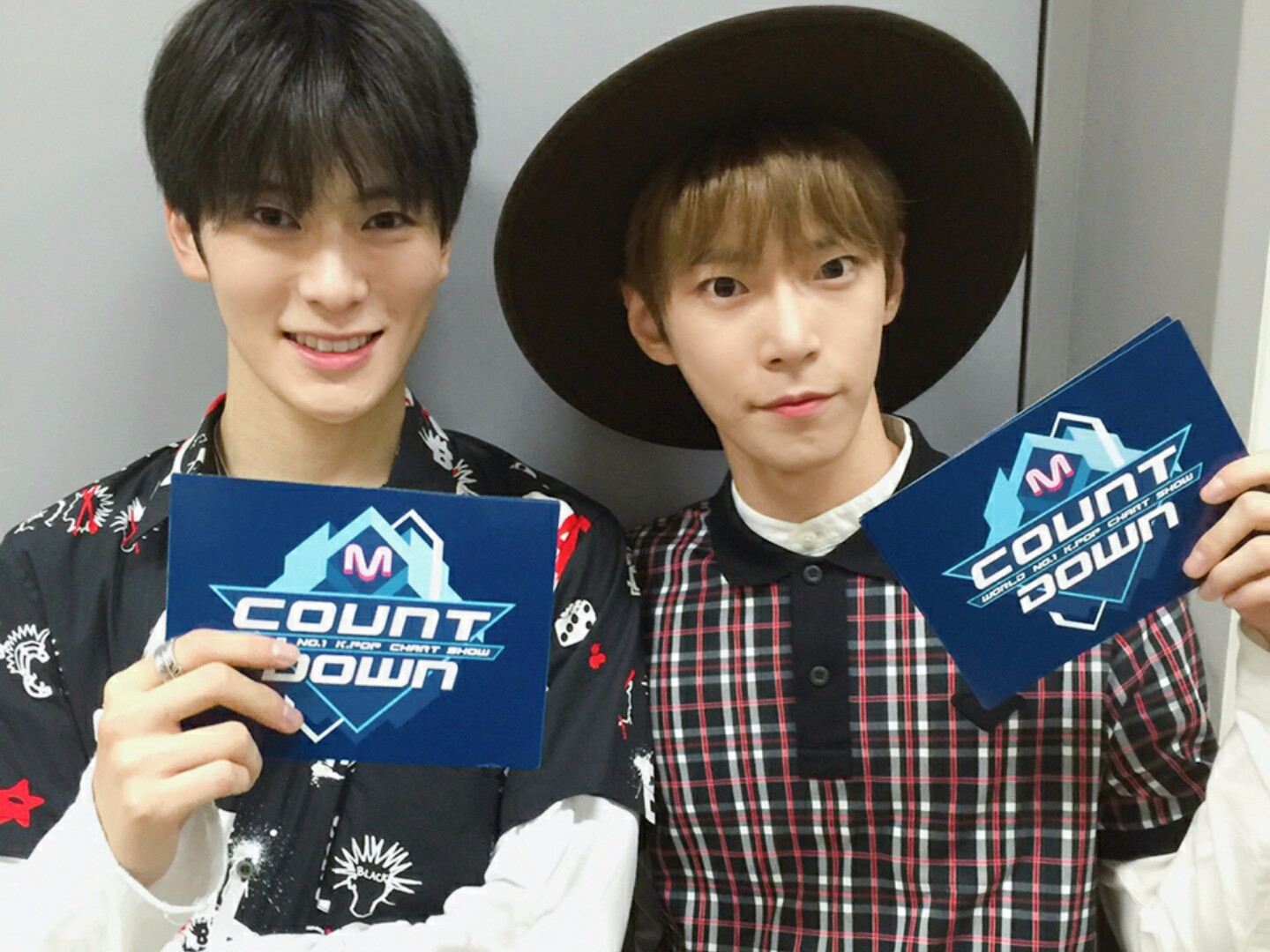 NCT-道英
1996年2月1日
道英因為有著可愛的動物相 例如:雪貂XDDD 受到了很多粉絲的喜愛~
左邊是97LINE的在玹~(我絕對不會說他老顏( ͡° ͜ʖ ͡°)