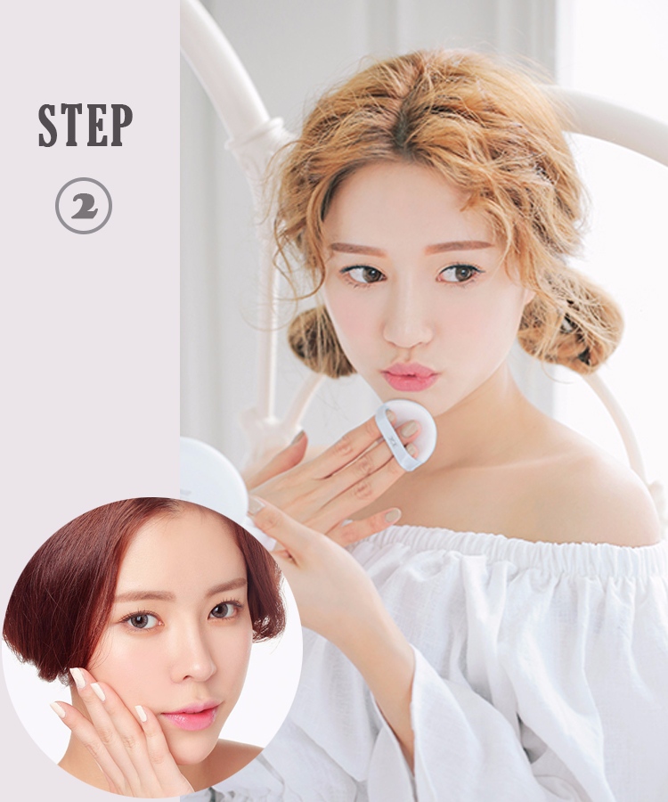 STEP2:正確使用氣墊
氣墊粉餅上妝要用「輕拍按壓」的方法,上妝時從臉部中央向外輕拍按壓,讓底妝向外逐漸放淡最自然,遇到鼻翼兩側的總是會有紅色的毛細血管或是毛孔粗大,可以將粉撲對摺後,少量多次按壓,這可以幫助提升氣墊粉餅的遮瑕力。