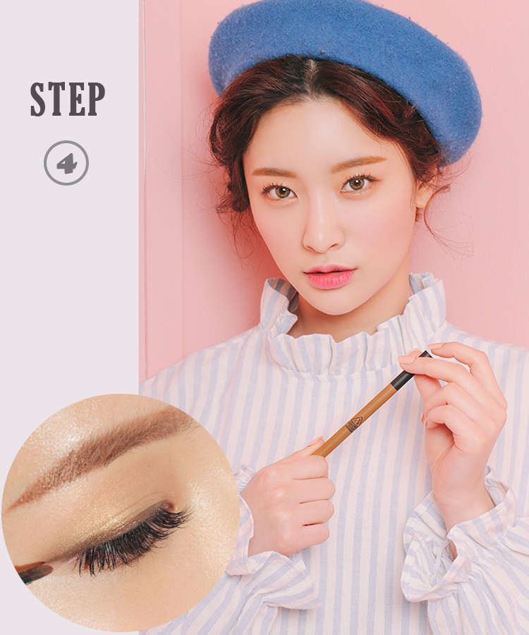 STEP4:咖啡色眼線打造柔和眼神
仔細觀察不難發現,韓妞中黑色的眼線幾乎已經找不到,取而代之的是咖啡色!咖啡色較柔和不給人距離感,就像秀智、朴信惠的妝容,你以為她們沒畫眼線,其實她們是有畫咖啡色內眼線哦~