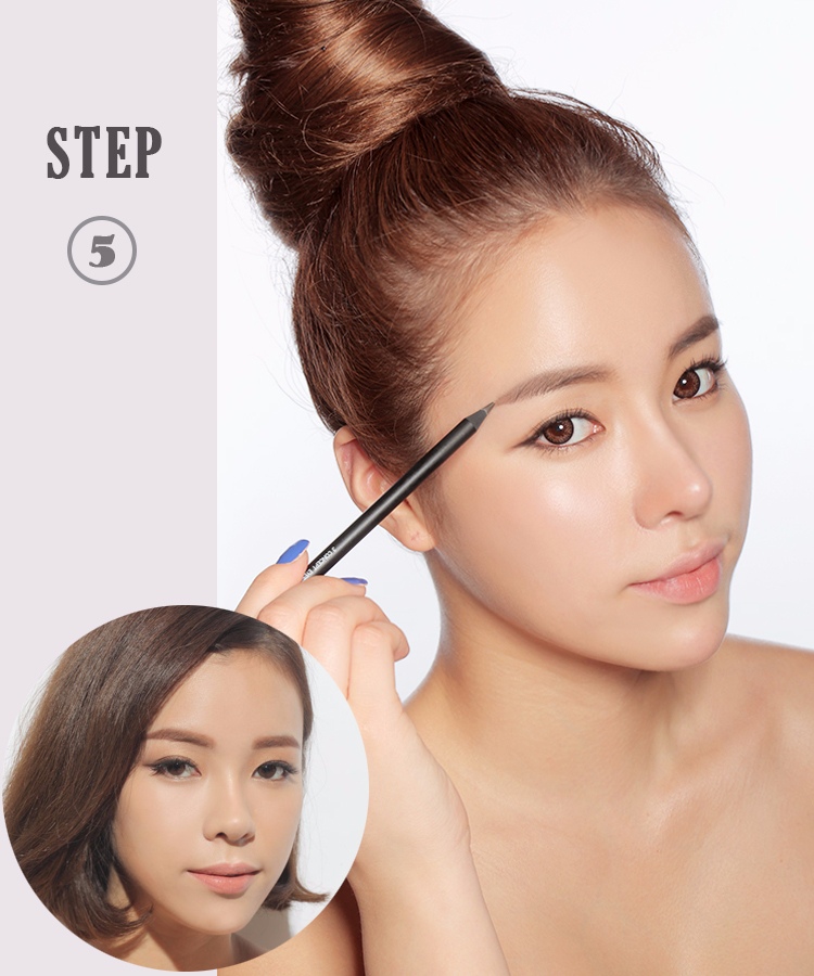 STEP5:自然不刻意的眉眼轮廓
眉毛依然以自然眉型為主流,將線條拉平可以看起來更年輕。眉毛先以眉筆補滿空隙,再用眉粉上色,這樣的眉毛自然又持久。韓妞較少用假睫毛,她們喜歡把睫毛刷得根根分明,有時太濃的睫毛反而會带给眼睛負擔哦~