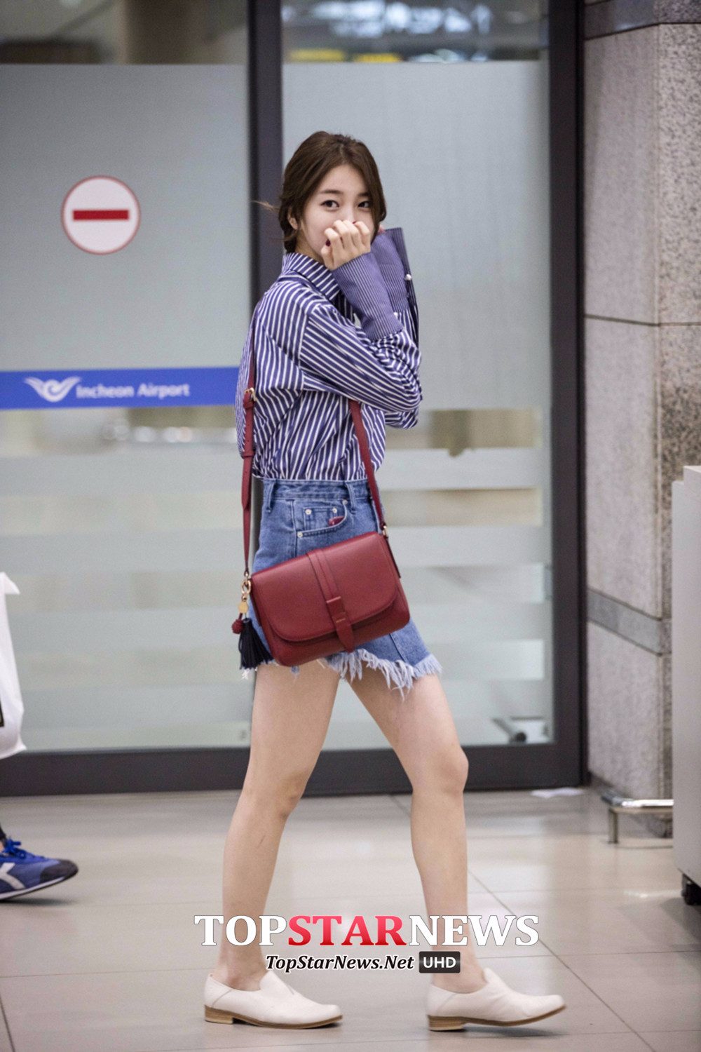 Style④ 中性襯衫
從今天夏天開始韓妞就非常流行這種藍白格紋的喇叭袖中性襯衫,中性的顏色加上寬鬆的設計很像是偷穿男友的襯衫,而袖口處的特別設計也非常個性。