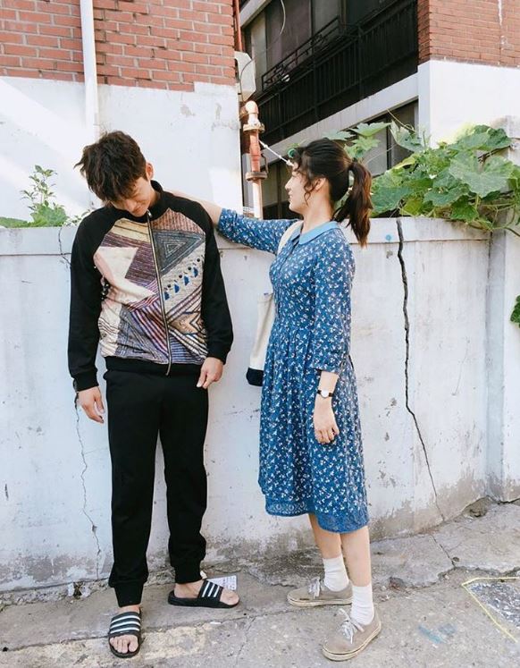 接著女主角某天就在路上,看到了穿著弟弟外套的乞丐路易,為了找到弟弟,決定在路易記憶回來以前都帶著路易,明明自己也沒什麼錢XDD 然而女主角在首爾找到的工作,偏偏就是路易奶奶公司底下的清潔女工~