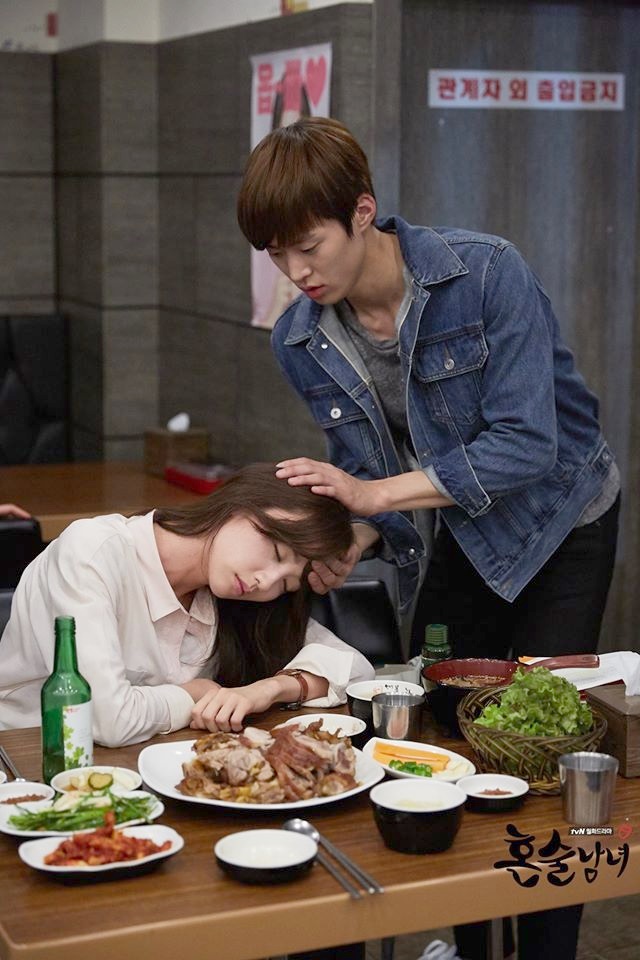 ✿TOP 6- tvN《獨酒男女》
話題指數:1390.6
話題佔有率:5.9%
※是韓國首部以鷺粱津補習街為題材的喜劇,講述了因為不同原因而喜歡獨自喝酒的講師們,與準備公務員考試的學生們之間所發生的故事。