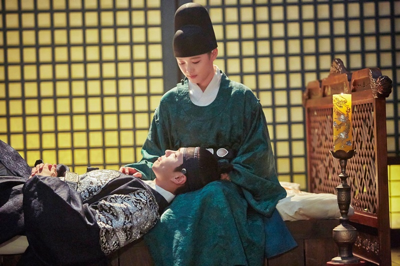 ✿TOP 1- KBS2《雲畫的月光》
話題指數:5335.0
話題佔有率:22.8%
※以19世紀的朝鮮為背景,講述朝鮮第23代君主純祖與純元王后的長子-李韺(朴寶劍飾),和一位以女扮男裝生活,因欠債被人賣去當宮中內侍的女性問題諮詢專家-洪羅溫(金裕貞飾),兩人在宮中的羅曼史。