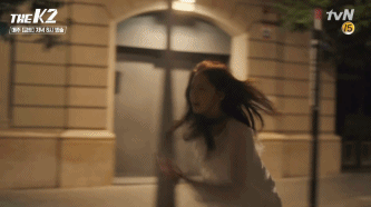 接著潤娥則是總統候選人的私生女,小時候被送到西班牙並一直被監視著,前兩集就是不斷地逃走被抓走,又逃走又被抓走,覺得潤娥真的很猛跑了兩集,還沒有穿著鞋子一直跑XDD