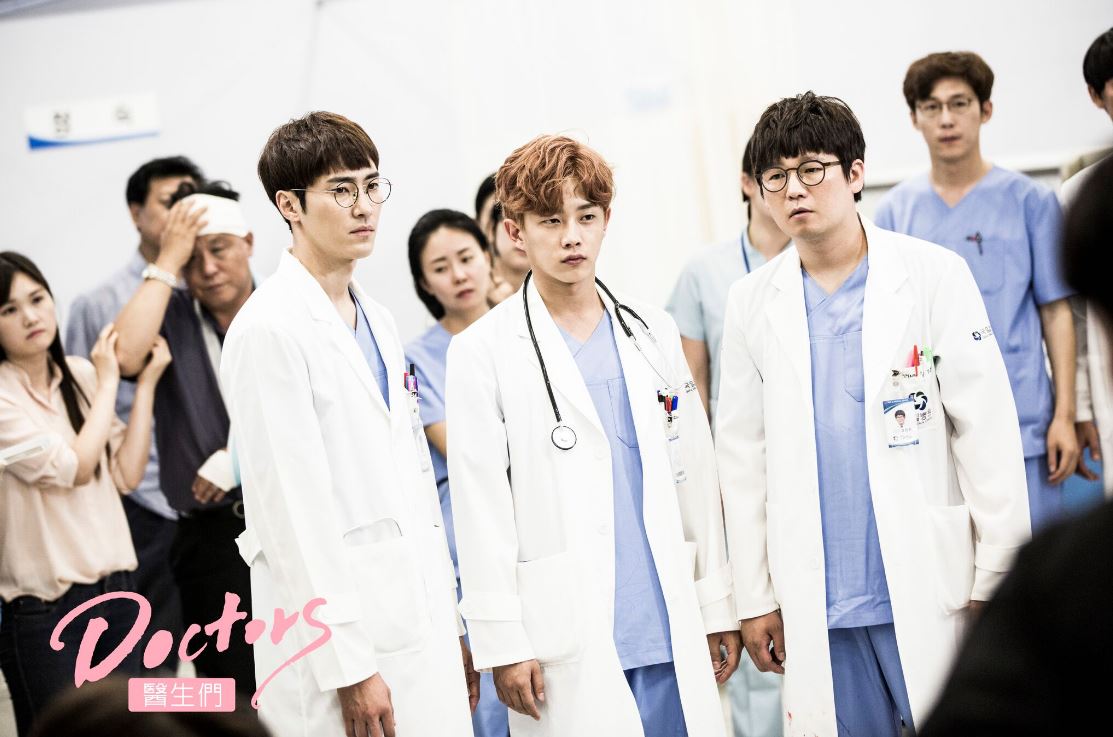 今天小編要介紹的一位「偽鮮肉」30代暖男演員,也客串過《Doctors》中的其中一角,真的沒想到「他」已經超過30歲了欸…(當然不在這張劇照裡面XDD)