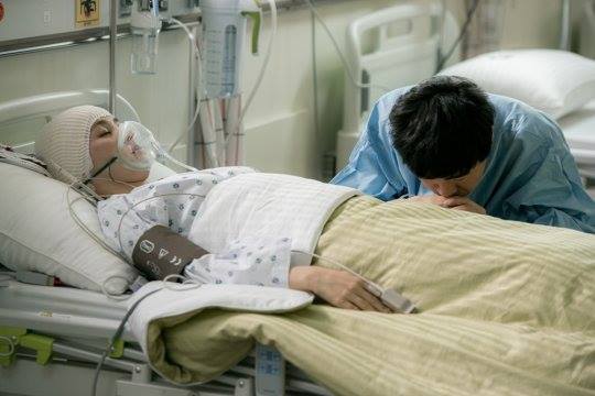 韓惠軫在劇中被有如跟蹤狂死纏爛打的安成洙(趙達煥飾)偷偷申請結婚,還被對方暴力相向,父母以為她失蹤而報失蹤人口。這角色也太慘了吧…