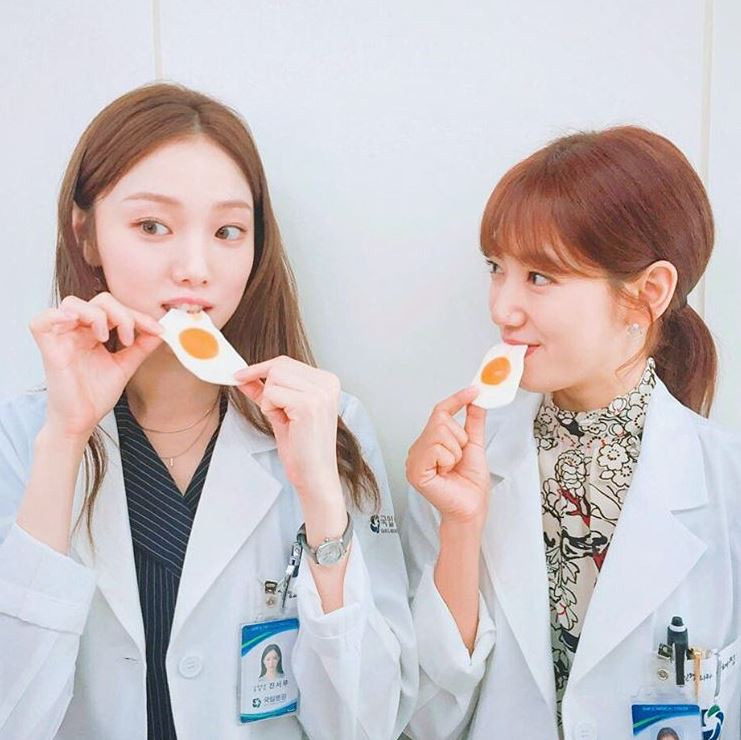 前陣子岀演《Doctors》的李聖經,美麗的外貌和特有的氣質,讓她受到許多觀眾的喜愛,雖然《Doctors》已經劇終,但很快地又可以在MBC的新戲中看見李聖經的身影啦!