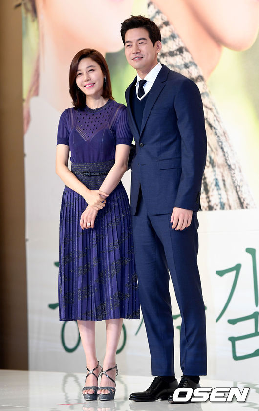 ➔KBS《通往機場的路》
※主要在描述30代後半到40代前半間已婚男女的故事,雖然不是專門探討空服員的電視劇,但對空服員的日常生活多有著墨,也描寫了現代人夢想的韓屋及濟州島生活。其實這部就是在講婚外情不倫戀,小編推薦輕熟女的讀者可以參考這部!