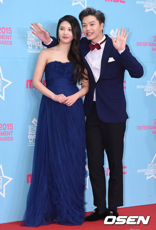星材先前還搭檔同樣是偶像團體的Red Velvet成員Joy演出《我們結婚了》,因為偶像的組合更招來兩邊粉絲的酸言酸言,能熬過那段時間而且成為受歡迎的「星宿夫婦」真是很了不起。(當然兩邊的粉絲也是辛苦了XDDD)
