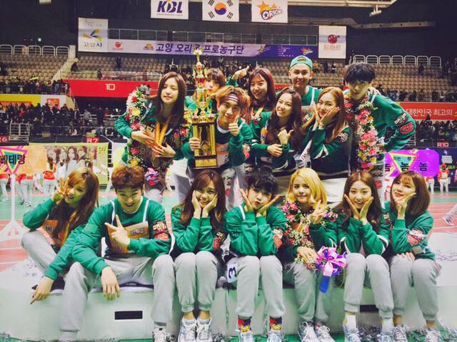 這組團體就是…APINK!是的…對照最近她們最近的行程,想必你就知道原因了!過不久就是出道2000天的APINK幾乎每年的《偶運會》都沒有缺席
